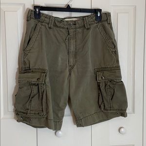 Levi’s green cargo shorts Sz 34 waist